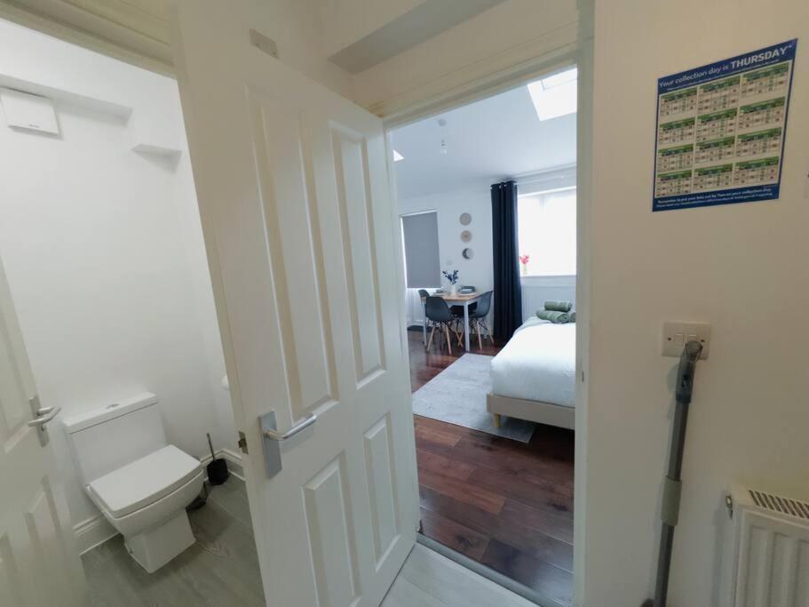 Alluring 30min To & Free Parking Appartamento